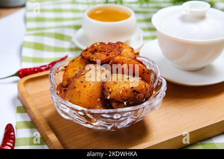 Un piatto di patate fritte piccanti Foto Stock