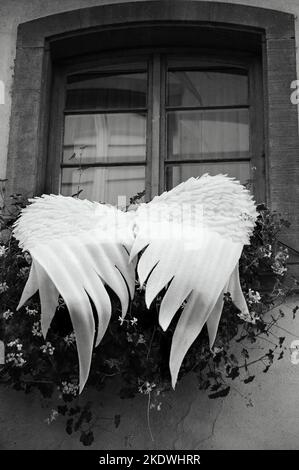 STRASBURGO, FRANCIA - 21 DICEMBRE 2015: Decorazione natalizia con le ali d'angelo. Fotografia in bianco e nero Foto Stock