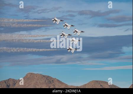 Sei F-16 Fighting Falcon Fighter Jets assegnati allo Squadrone di dimostrazione aerea dell'aeronautica degli Stati Uniti "Thunderbirds" eseguono la formazione del Delta durante lo spettacolo aereo della Nazione dell'aviazione 2022 alla base dell'aeronautica di Nellis, Nevada, 5 novembre 2022. Oltre alle loro responsabilità di squadra dimostrativa aerea ufficiale dell'aeronautica degli Stati Uniti, i Thunderbirds fanno parte della nostra forza di combattimento. Se necessario, il personale e l'aereo della squadra possono essere rapidamente integrati in un'unità da combattimento presso la NAFB. (STATI UNITI Foto dell'Aeronautica militare di William R. Lewis) Foto Stock