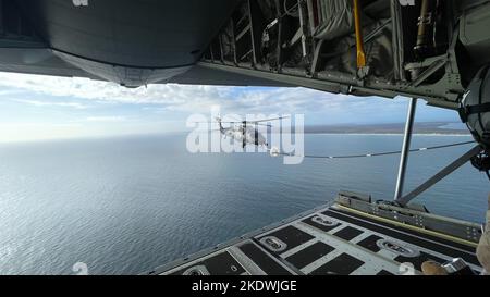 Un elicottero di salvataggio HH-60G a nave Hawk volato dalla 106th Rescue Wing della New York National Guard, E trasportando il generale dell'esercito Daniel R. Hokanson, capo del National Guard Bureau, si rifornisce di aerei da caccia e salvataggio HC-130 Combat King II durante la visita dell'Hokanson all'ala della base della Guardia Nazionale aerea di Gabreski a Westhampton Beach, New York, il 5 novembre 2022. I 106th Rescue Wing Airmen sono addestrati per condurre missioni di ricerca e salvataggio in ambienti di combattimento.(U.S. Air National Guard foto/video di MSgt Dave Williams, 106th Rescue Wing, 102nd Rescue Squadron loadmaster) Foto Stock