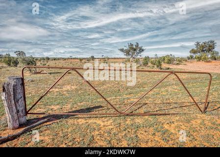 Vecchio cancello della fattoria sulla proprietà di Outback Foto Stock