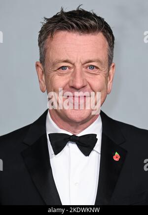 Londra, Regno Unito. 08th Nov 2022. 8th novembre 2022, Londra, Regno Unito. Peter Morgan arriva al World Premiere della Crown Season 5, Theatre Royal, Drury Lane, Londra. Credit: Doug Peters/Alamy Live News Foto Stock