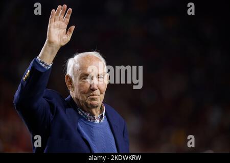 05 novembre 2022 l'ex allenatore capo della USC Trojans John Robinson è onorato durante il gioco contro gli orsi d'oro della California al Los Angeles Coliseum di Los Angeles, California. Credito fotografico obbligatorio: Charles Baus/CSM Foto Stock