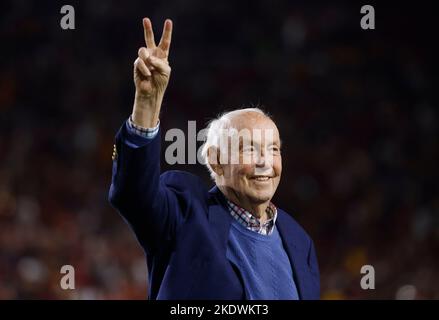 05 novembre 2022 l'ex allenatore capo della USC Trojans John Robinson è onorato durante il gioco contro gli orsi d'oro della California al Los Angeles Coliseum di Los Angeles, California. Credito fotografico obbligatorio: Charles Baus/CSM Foto Stock