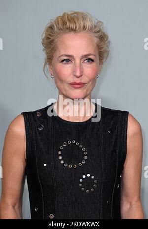 Londra, Regno Unito. 08th Nov 2022. 8th novembre 2022, Londra, Regno Unito. Gillian Anderson arriva al World Premiere della Crown Season 5, Theatre Royal, Drury Lane, Londra. Credit: Doug Peters/Alamy Live News Foto Stock