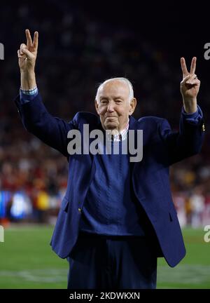 05 novembre 2022 l'ex allenatore capo della USC Trojans John Robinson è onorato durante il gioco contro gli orsi d'oro della California al Los Angeles Coliseum di Los Angeles, California. Credito fotografico obbligatorio: Charles Baus/CSM Foto Stock