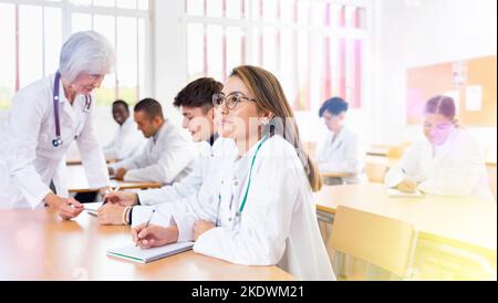 Giovane donna studente di medicina che frequenta una lezione all'università Foto Stock