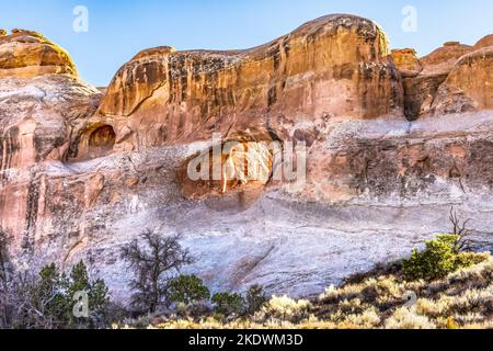 Colorato Tunnel Arch sera Devils Garden Arches National Park Moab Utah Stati Uniti sud-ovest Foto Stock