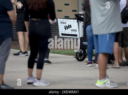 San Antonio, Stati Uniti. 8th Nov 2022. Le persone si allineano per votare al di fuori di un seggio elettorale a San Antonio, Texas, Stati Uniti, il 8 novembre 2022. Gli elettori preoccupati di tutti gli Stati Uniti hanno dato il loro voto alle elezioni di medio termine del 2022 che si terranno martedì tra un’accresciuta divisione e una maggiore partigianità. Credit: Nick Wagner/Xinhua/Alamy Live News Foto Stock