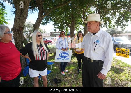 Premont Texas USA, 8 2022 novembre: Il Sen. JUAN 'CHUY' HINOJOSA parla con gli elettori durante un'oscillazione attraverso il suo distretto il giorno delle elezioni. Credit: Bob Daemmrich/Alamy Live News Foto Stock