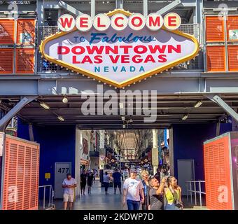 Il cartello "Welcome to Fabulous Downtown Las Vegas" all'ingresso della Fremont Street Experience Foto Stock