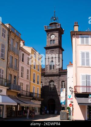 Vista sulle facciate e la torre dell'orologio da Place de la Republique in Issoire, Auvergne. Francia Foto Stock