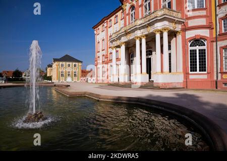 Fontana e piscina al Bruchsal Palace, Bruchsal, Germania. Foto Stock