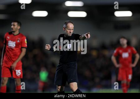 Londra, Regno Unito. 08th Nov 2022. Arbitro, Robert Lewis punti durante l'EFL Sky Bet League 2 partita tra AFC Wimbledon e Leyton Orient a Plough Lane, Londra, Inghilterra il 8 novembre 2022. Foto di Carlton Myrie. Solo per uso editoriale, licenza richiesta per uso commerciale. Non è utilizzabile nelle scommesse, nei giochi o nelle pubblicazioni di un singolo club/campionato/giocatore. Credit: UK Sports Pics Ltd/Alamy Live News Foto Stock