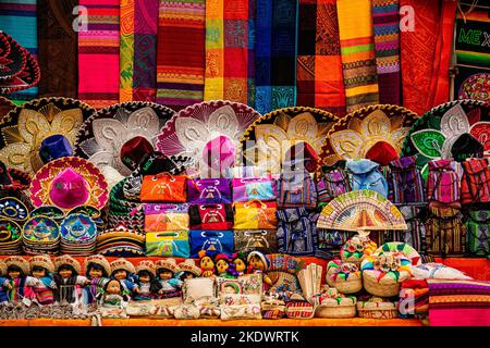 Souvenir di color han, accatastati presso la bancarella del mercato locale presso il sito archeologico di Chichen-Itza. Foto Stock