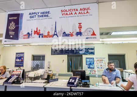 Miami Beach Florida, ufficio postale degli Stati Uniti contatore, uomo uomini maschio donna donna donna donna adulta donna adulti, ispanico latino latino latino latino latino latino immigrati minorit Foto Stock