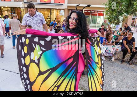 Miami Beach Florida, Normandia Isola giorno del Dead Salsa Party, donna donna donna donna donna donna adulta adulti, ispanico latino latino latino latino latino immigrati etnici m Foto Stock