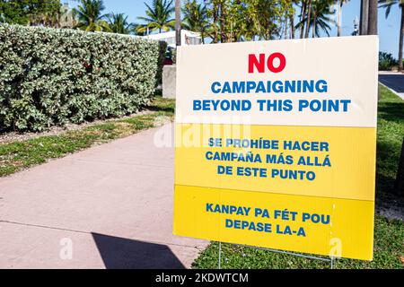 Miami Beach Florida, voto anticipato di tre 3 lingue multilingue multiple bilingue inglese spagnolo creolo, segno nessuna campagna oltre questo punto, Foto Stock