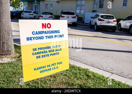 Miami Beach Florida, voto anticipato di tre 3 lingue multilingue multiple bilingue inglese spagnolo creolo, segno nessuna campagna oltre questo punto, Foto Stock