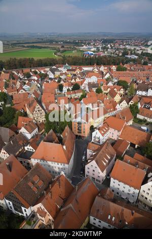 Vista ad angolo alto della città medievale di Nordlingen a fine estate, Baviera, Germania. Foto Stock