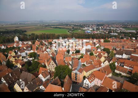 Vista ad angolo alto della città medievale di Nordlingen a fine estate, Baviera, Germania. Foto Stock