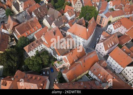 Vista ad angolo alto della città medievale di Nordlingen a fine estate, Baviera, Germania. Foto Stock