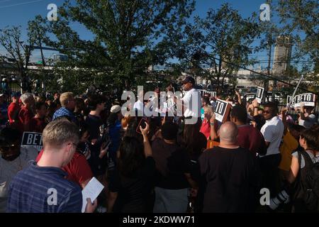 Houston, Texas, Stati Uniti. 8th Nov 2022. 8 novembre 2022, Huston, Texas, USA: Il Rappresentante democratico del Texas RON REYNOLDS parla a una folla in occasione della Giornata delle elezioni al Metropolitan Multiservice Center, a Houston, Texas. (Credit Image: © Carlos Escalona/ZUMA Press Wire) Credit: ZUMA Press, Inc./Alamy Live News Foto Stock