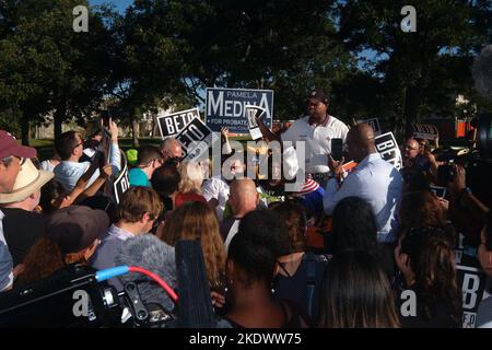 Houston, Texas, Stati Uniti. 8th Nov 2022. 8 novembre 2022, Huston, Texas, USA: Il Rappresentante democratico del Texas RON REYNOLDS parla a una folla in occasione della Giornata delle elezioni al Metropolitan Multiservice Center, a Houston, Texas. (Credit Image: © Carlos Escalona/ZUMA Press Wire) Credit: ZUMA Press, Inc./Alamy Live News Foto Stock