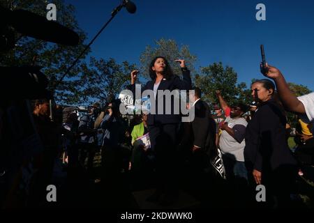 Houston, Texas, Stati Uniti. 8th Nov 2022. 8 novembre 2022, Huston, Texas, USA: Candidato democratico alla giudice di contea LINA HIDALGO si rivolge a una folla di sostenitori del Partito democratico in occasione delle elezioni al Metropolitan Multiservice Center di Houston, Texas. (Credit Image: © Carlos Escalona/ZUMA Press Wire) Credit: ZUMA Press, Inc./Alamy Live News Foto Stock