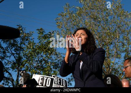 Houston, Texas, Stati Uniti. 8th Nov 2022. 8 novembre 2022, Huston, Texas, USA: Candidato democratico alla giudice di contea LINA HIDALGO si rivolge a una folla di sostenitori del Partito democratico in occasione delle elezioni al Metropolitan Multiservice Center di Houston, Texas. (Credit Image: © Carlos Escalona/ZUMA Press Wire) Credit: ZUMA Press, Inc./Alamy Live News Foto Stock