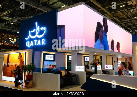 Londra, Regno Unito, 8th novembre 2022. Lo stand turistico del Qatar con grandi schermi LED che visualizzano immagini in movimento. La manifestazione di tre giorni di viaggi e turismo ritorna all'Excel Centre con un'atmosfera più fiduciosa, come cifre incoraggianti per i primi sette mesi di quest'anno, riporta che 470 milioni di persone hanno fatto viaggi in tutto il mondo. Credit: Undicesima ora di Fotografia/Alamy Live News Foto Stock