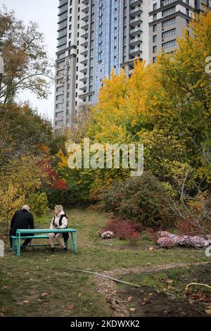 Odessa, Ucraina. 5th Nov 2022. Una coppia anziana è vista seduta ad un tavolo nel Giardino Botanico sul Boulevard Francese. Giardino Botanico dell'Università Nazionale di Odessa, che prende il nome da Ilya Mechnikov. Sul territorio del giardino si presentano più di 3.000 tipologie di spazi verdi con una superficie di circa 16 ettari. Il giardino è una suddivisione educativa della Facoltà di Biologia dell'Università, sulla base del diploma e dei documenti terminologici sono effettuati annualmente, il personale scientifico del giardino partecipare al processo educativo.nel 1963, il giardino botanico è stato dato lo status di PA Foto Stock