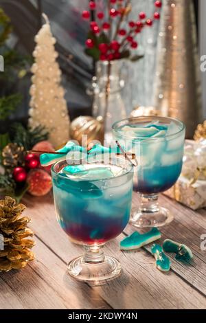 Cocktail Shark Attack guarniti con squali gommosi blu, pronti per bere. Foto Stock