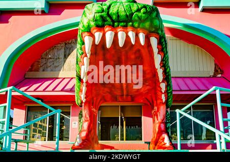 Una gigantesca bocca di alligatore serve come ingresso a souvenir City, 6 novembre 2022, a Biloxi, Mississippi. Foto Stock