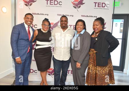 MIAMI, FLORIDA - NOVEMBRE 03: NBC 6 News Co-Anchor Jawan Strader, Michelle Spence-Jones, Ted Lucas, Presidente e Amministratore Delegato di Slip N Slide Records, Carol Gardner, Presidente di TEDc e Gail Seay, Rappresentante dell'ufficio del sindaco della città di Miami Francis Suarez partecipa all'inaugurazione di due dei più recenti sviluppi di alloggi a prezzi accessibili di TEDc alla Edison Tower il 03 novembre 2022 a Miami, Florida. (Foto di JL/Sipa USA) Credit: Sipa USA/Alamy Live News Foto Stock