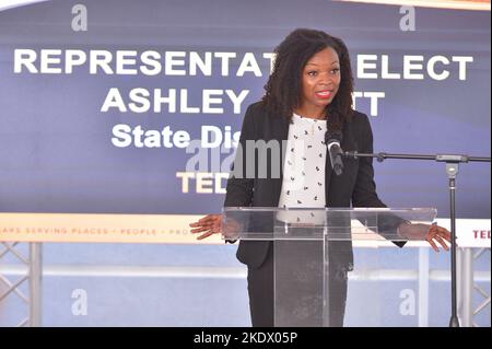 MIAMI, FLORIDA - 03 NOVEMBRE: Ashley Gantt, rappresentante del Distretto della Casa di Stato eletto, partecipa all'inaugurazione di due dei più recenti sviluppi di alloggi a prezzi accessibili di TEDc all'Edison Place il 03 novembre 2022 a Miami, Florida. (Foto di JL/Sipa USA) Credit: Sipa USA/Alamy Live News Foto Stock