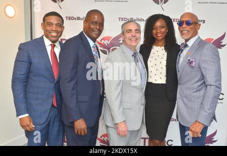 MIAMI, FLORIDA - 03 NOVEMBRE: NBC 6 News Co-Anchor Jawan Strader, Albert Milo Jr., Presidente del Gruppo di sviluppo Urbano correlato, Ashley Gantt, Rappresentante del Distretto della Camera di Stato eleggerà e parteciperà all'inaugurazione di due dei più recenti sviluppi abitabili di TEDc alla Edison Tower il 03 novembre 2022 a Miami, Florida. (Foto di JL/Sipa USA) Credit: Sipa USA/Alamy Live News Foto Stock