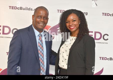 MIAMI, FLORIDA - 03 NOVEMBRE: James Bush III, Rappresentante di Stato House District 109 e Ashley Gantt, Rappresentante di Stato House District eletti, partecipano all'inaugurazione e alla grande apertura di due dei più recenti sviluppi di alloggi a prezzi accessibili di TEDc alla Edison Tower il 03 novembre 2022 a Miami, Florida. (Foto di JL/Sipa USA) Credit: Sipa USA/Alamy Live News Foto Stock