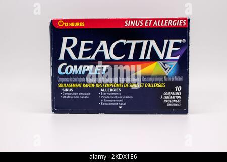 Reactine completa allergia medicina in francese parole scritte sulla scatola in Surrey, BC Foto Stock