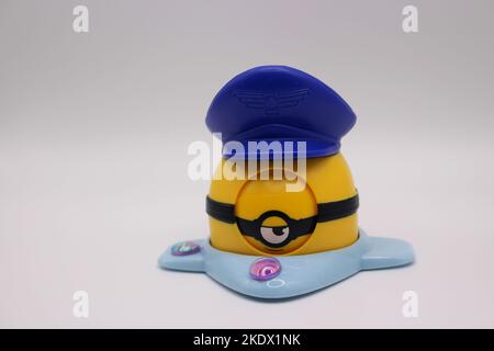 Giocattolo Minion isolato su sfondo bianco a Surrey, British Columbia, Canada Foto Stock