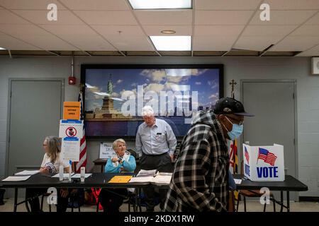 Annapolis, Stato di Vereinigte. 08th Nov 2022. Mentre gli americani si dirigono ai sondaggi per votare nelle elezioni di Midterm del 2022, gli elettori arrivano alla Eastport Volunteer Fire Company di Annapolis, Maryland, martedì 8 novembre 2022. Credit: Rod Lammey/CNP/dpa/Alamy Live News Foto Stock