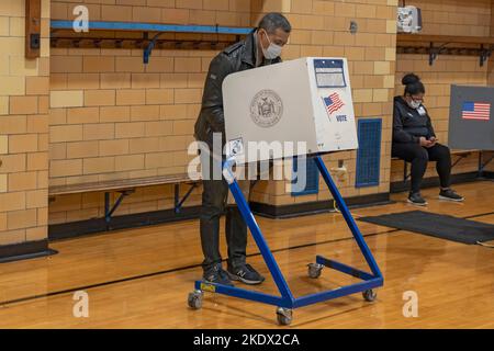 New York, Stati Uniti. 08th Nov 2022. La gente ha espresso i propri voti durante il giorno delle elezioni al PS 171 nel Queens borough di New York City. Dopo mesi di campagne elettorali, gli americani votano alle elezioni di medio termine per decidere le gare più strette in tutta la nazione. Credit: SOPA Images Limited/Alamy Live News Foto Stock