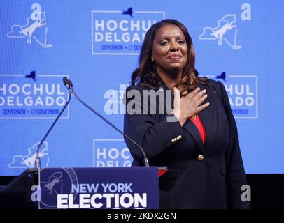 New York, Stati Uniti. 08th Nov 2022. Il procuratore generale di New York Letitia James celebra dopo aver vinto un secondo mandato al capitale martedì 8 novembre 2022 a New York City. Foto di John Angelillo/UPI Credit: UPI/Alamy Live News Foto Stock