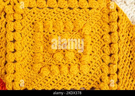 modello a crochet con filo a bolla di colore giallo Foto Stock