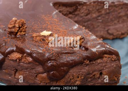 noci su una torta al cioccolato, fuoco morbido primo piano Foto Stock