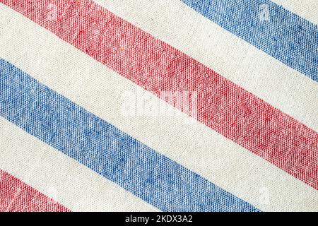 strisce diagonali rosse, bianche e blu di una spessa tela di tessuto, primo piano con messa a fuoco morbida Foto Stock
