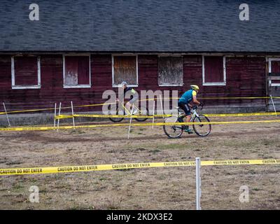 WA22750-00...WASHINGTON - i piloti di Cyclocross passano davanti ad un edificio abbandonato al Fort Steilacoom Park a Lakewood. Foto Stock