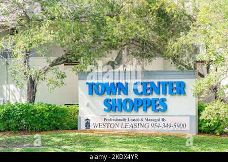 Weston, FL, Stati Uniti d'America - 8 novembre 2022: Foto del segno Town Center Shoppes Foto Stock
