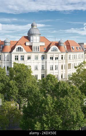 Storico edificio residenziale e commerciale del periodo Wilhelminian dal 1904 a Kurfuerstendamm a Berlino Foto Stock