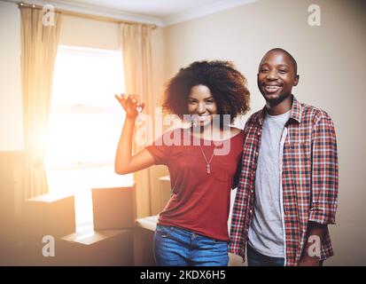 Un altro nostro sogno si è finalmente avverato. Ritratto di una giovane coppia che si sposta nella loro nuova casa. Foto Stock